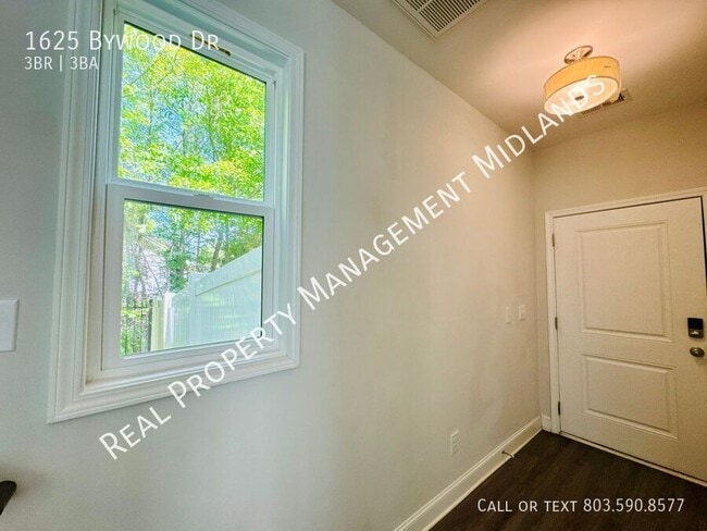 Building Photo - 1625 Bywood Dr