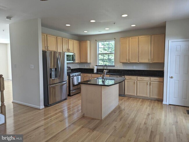 Building Photo - 8710 Stonehouse Dr