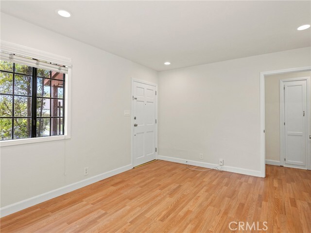 Building Photo - 927 N Screenland Dr