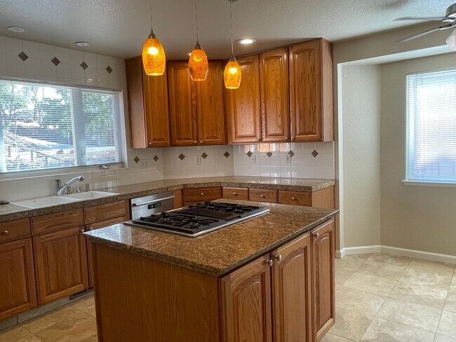 Building Photo - 3 bedroom, 3 bath, entertainment room, lib...