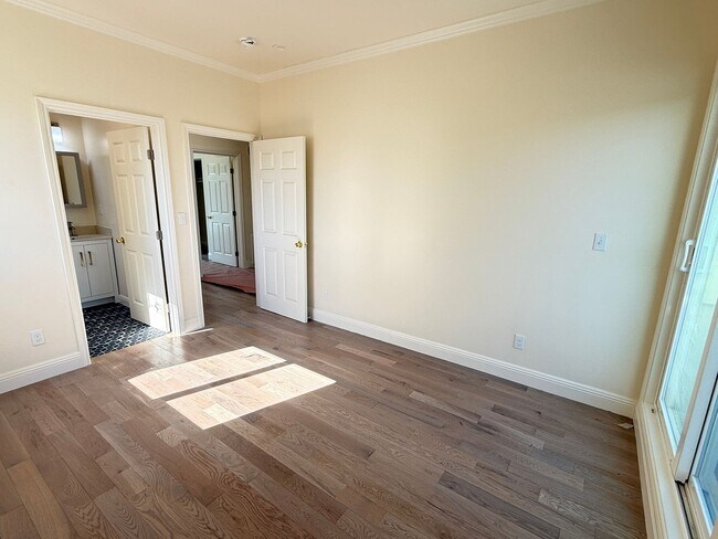 Building Photo - 220A-220A Sadowa St