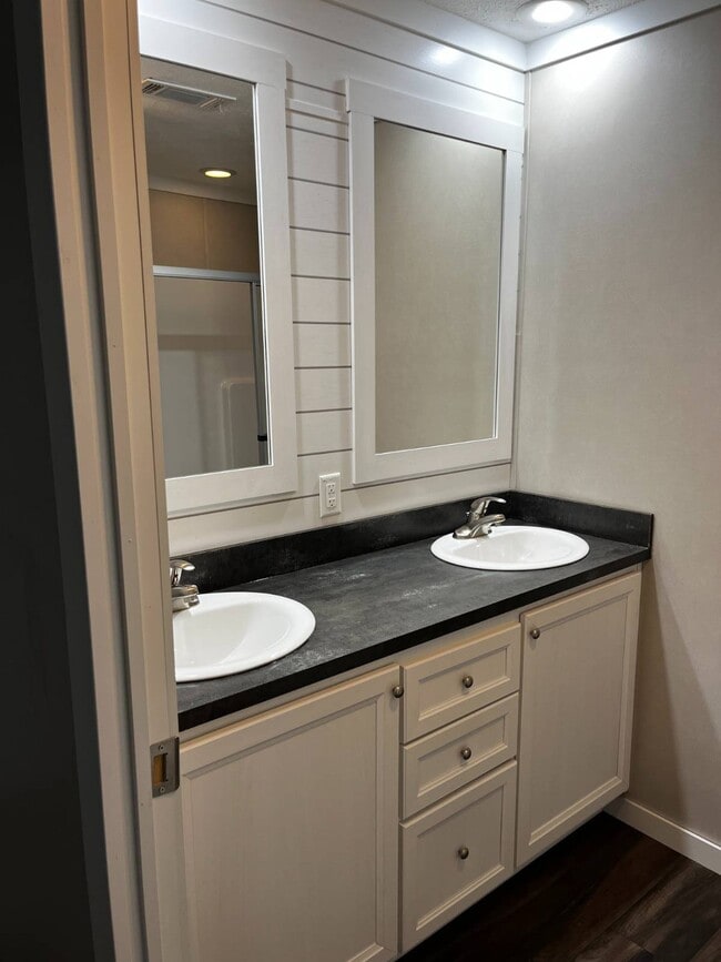 Building Photo - 4900 SE 102nd Pl