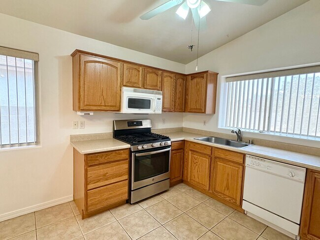 Building Photo - Great 3 Bedroom Home with Detached Garage!