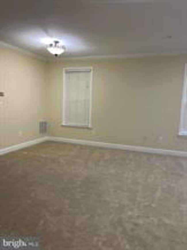 Building Photo - END UNIT TOWNHOUSE WITH 2 CAR GARAGE, 4 BEDROOMS AND 3.5 BATHS..FINISHED REC ROOM