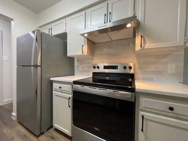 Building Photo - AVAILABLE NOW 2 BEDROOM 2 BATH DUPLEX IN S...