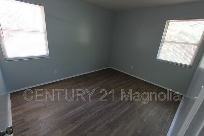 Building Photo - 2071 Fernwood Cir