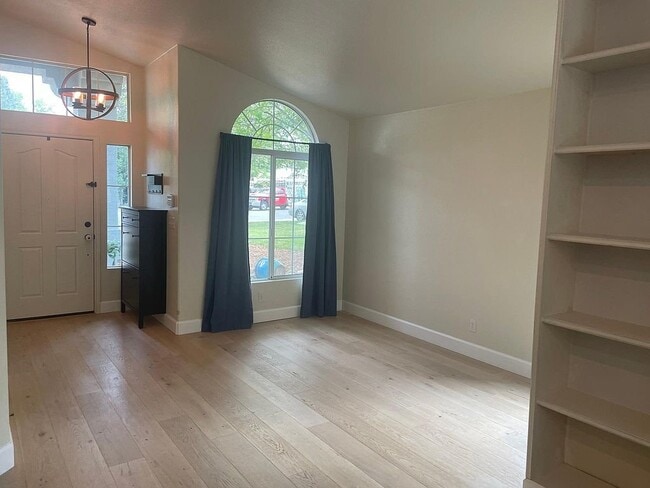 Building Photo - 360 Hansen Cir