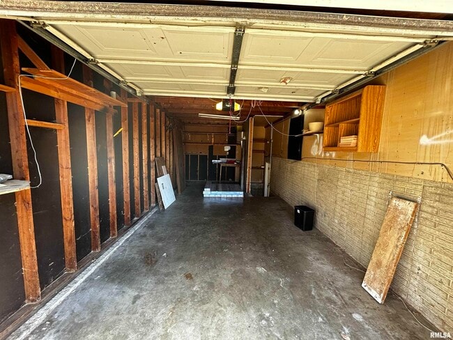 Building Photo - 1107 Eisenhower Dr