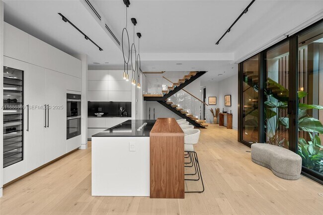 Building Photo - 3306 NE 16th St