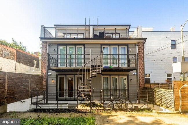 Building Photo - 614 I St NE