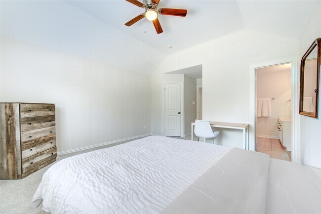 Building Photo - 2011 Spring Cedar Ln