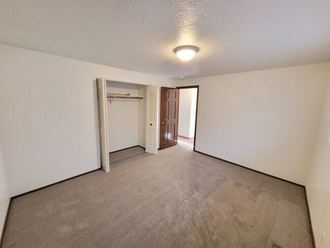 Building Photo - 4645 Reimann St NE