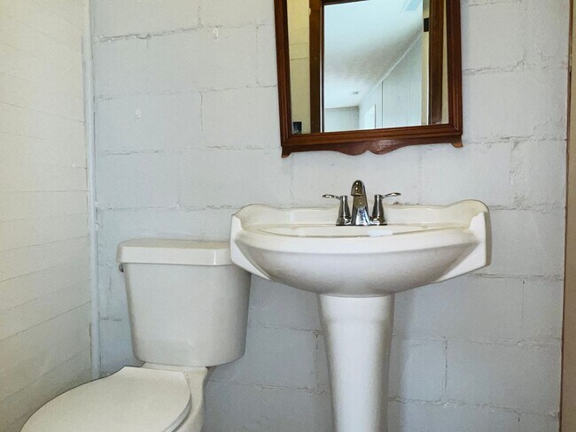 Building Photo - Beautiful 2 bedroom 1.5 bathroom apartment in Downtown Hogansville! Must see!