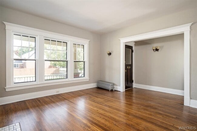 Building Photo - 825 Forest Ave