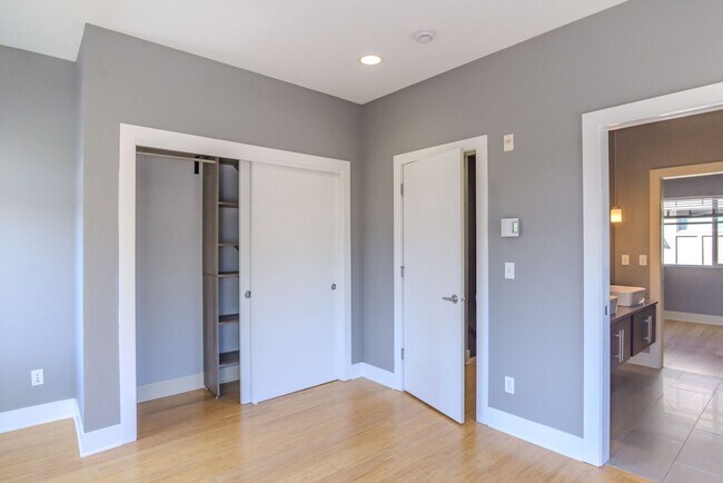Building Photo - 3Bd/2.5Ba Seattle Townhouse