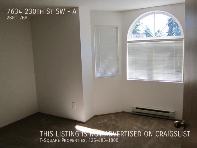 Building Photo - Townhouse unit 2 br. 1.5 bath with one car...