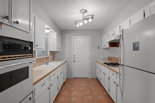 Building Photo - 3100 Whiteway Dr