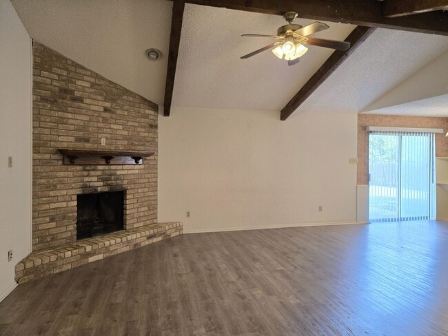 Building Photo - 3/2 House in Midway ISD!