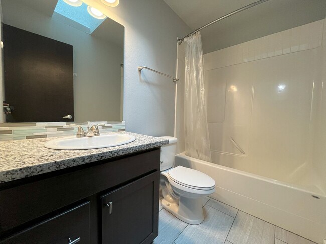 Building Photo - Charming SE Bungalow 3 Bed 2 Bathroom with Washer & Dryer
