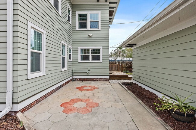 Building Photo - 134 22nd Ave N