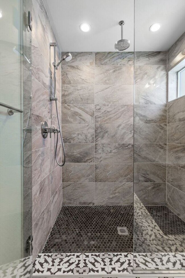 Building Photo - Fresh, Air-Conditioned Standalone Townhome in Coveted Lincoln Park