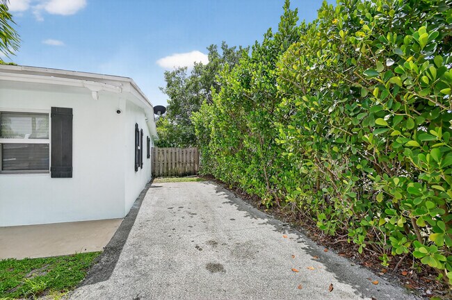 Building Photo - 422 W Ocean Ave