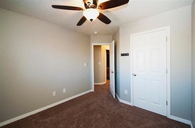 Building Photo - Cute Hidden Valley Townhome!
