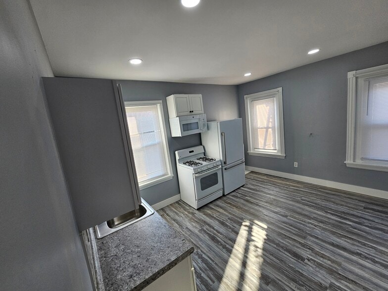 Building Photo - 134 W Douglass St