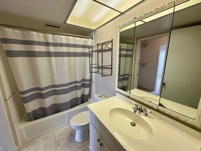 Building Photo - 600 S State St