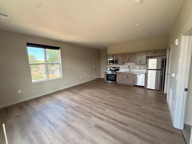 Building Photo - 4810-4810 N Santa Monica Blvd