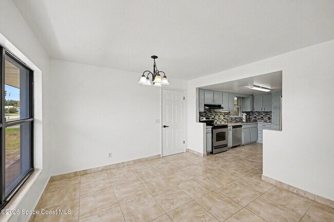 Building Photo - 2292 Lakeview Dr