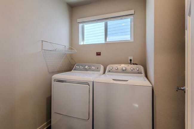 Building Photo - 6280 SE Genrosa St