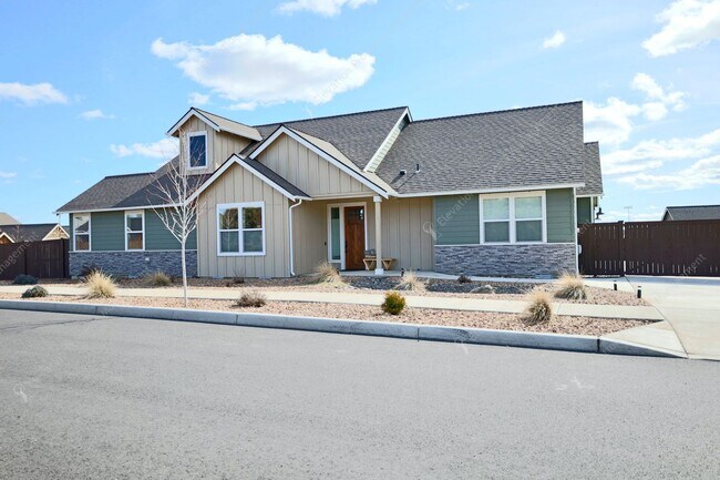 Building Photo - **Unfurnished** Single-level 3 BR-2BA  Home with Mountain Views