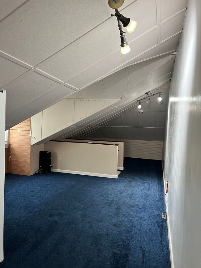 Building Photo - 3 Bedroom Apartment Available w/ 2 car garage