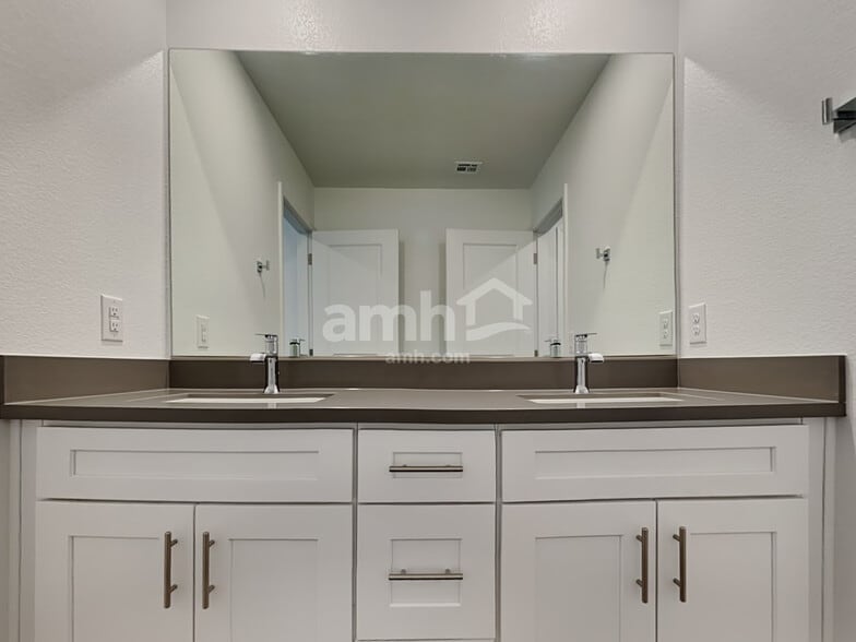 Building Photo - 136 Charmante Tulip Ln