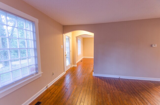Building Photo - Spacious 3 bedroom, 1 bath Home - Availabl...