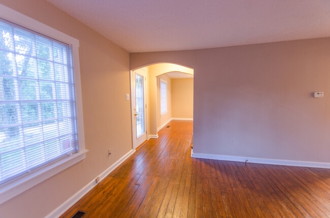 Building Photo - Spacious 3 bedroom, 1 bath Home - Available July 2026!