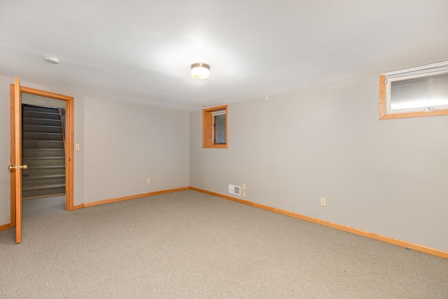 Building Photo - Half a Block Away from Macalester 4 bed 2 ...