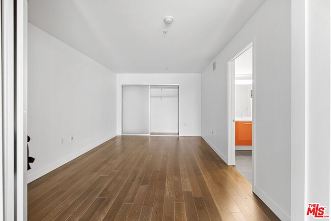 Building Photo - 901 Flower St