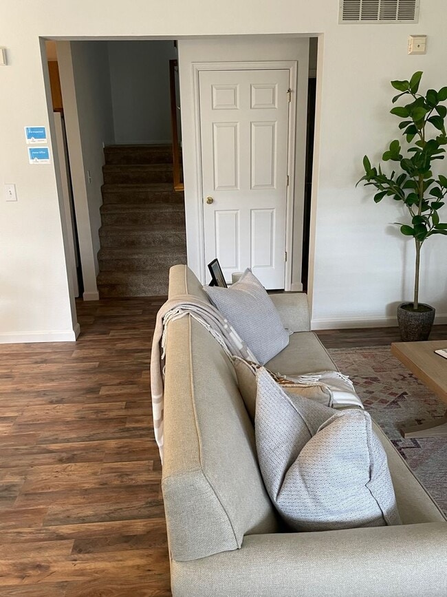 Building Photo - Townhome -2 bed 2.5 bath + bonus area