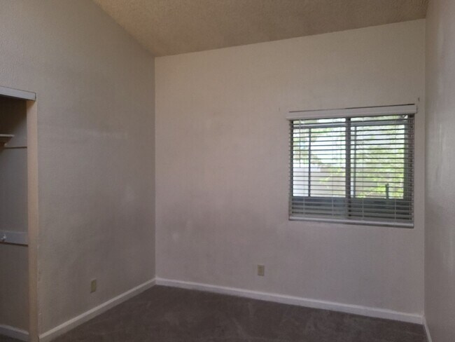 Building Photo - 2100 Highview Ct