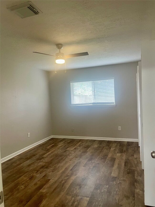 Building Photo - 2115 Yorktown Ct S