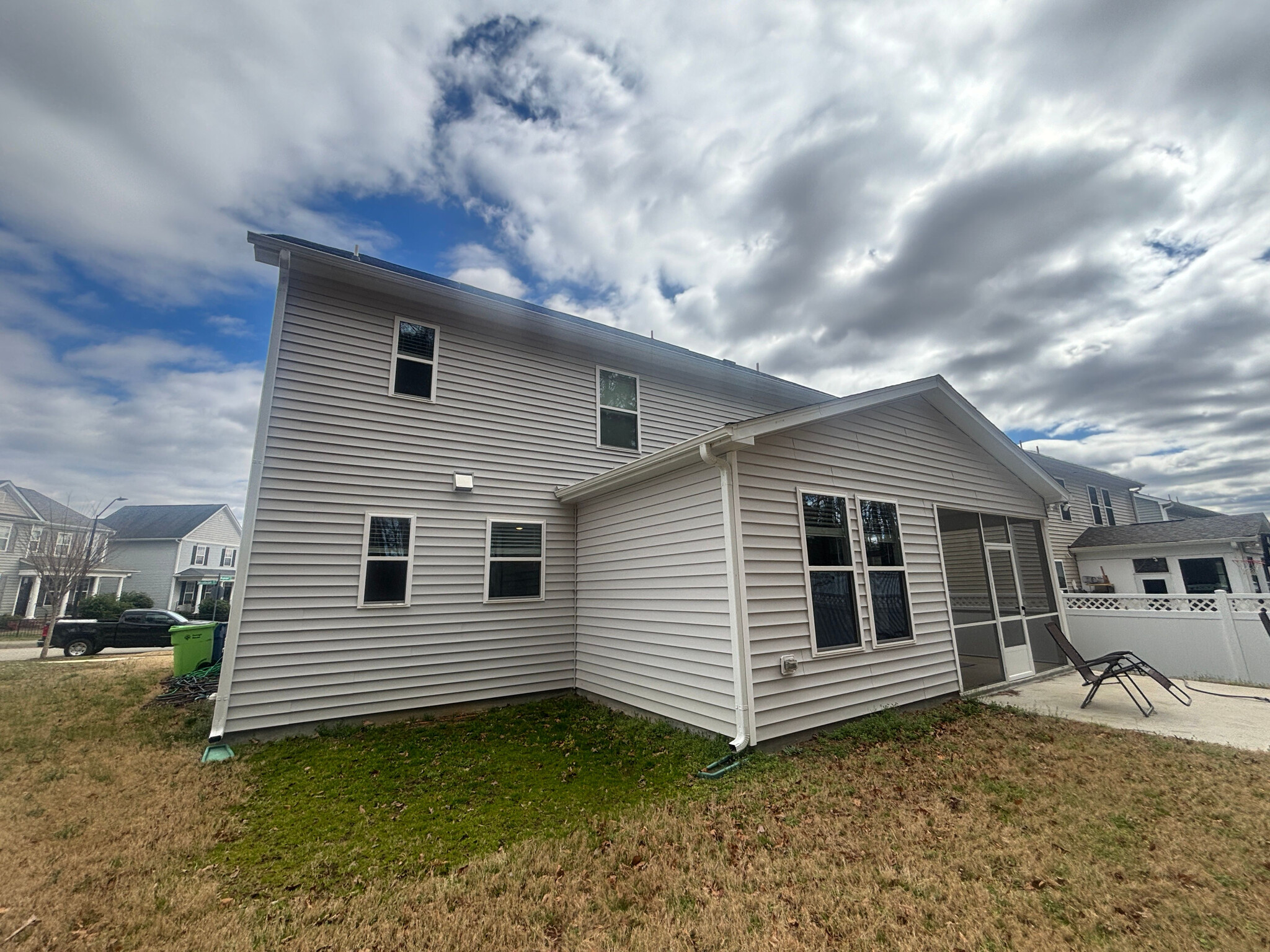 Building Photo - Room in House on Moonbeam Dr