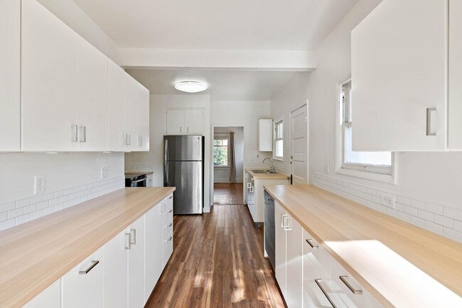 Building Photo - Cute 3-bdrm/2-bath vintage home—Nice fence...