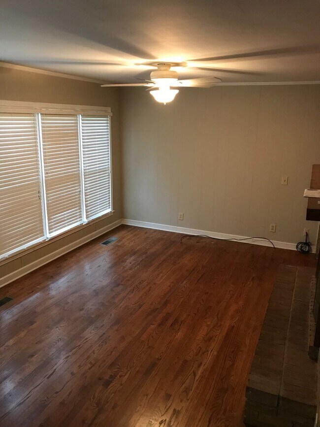 Building Photo - Charming 4B/3.5B Home!