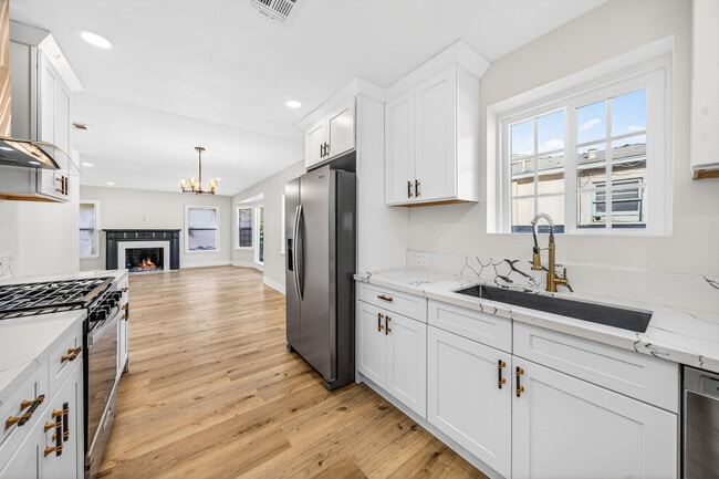 Building Photo - 1667 Valencia Ave