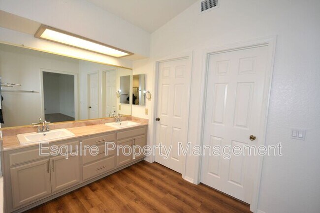 Building Photo - 1610 Oneida Pl