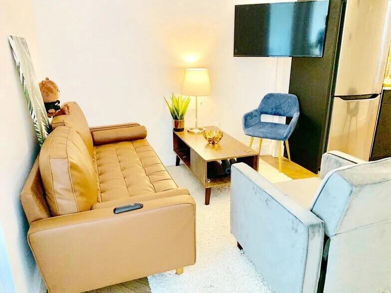 Building Photo - Furnished room/NOT APARTMENT