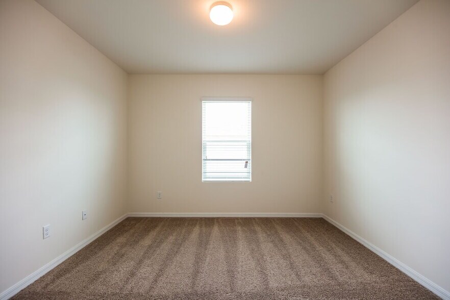 Building Photo - 2558 Surfside Blvd