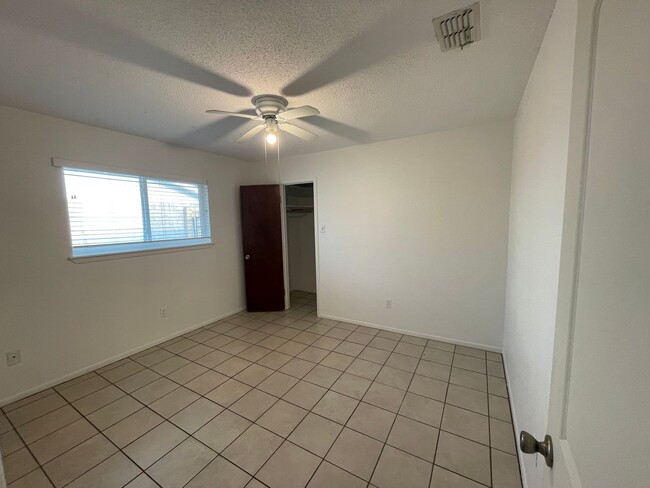 Building Photo - 3/2 Southside 1800 sqft, pet friendly, enc...